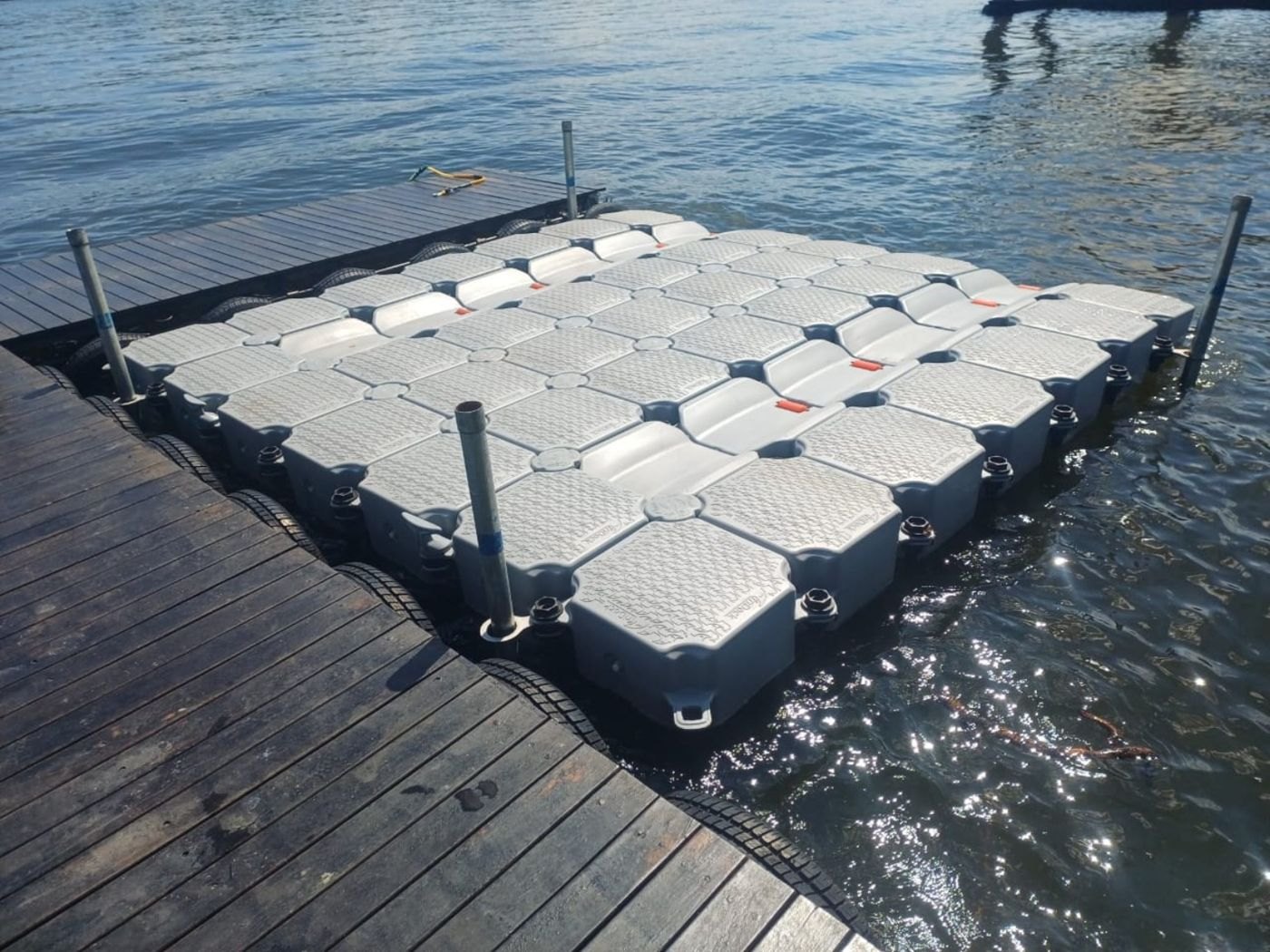 1000119107(1).jpg Completed double jet ski slide and modular floating dock at Marlbank on the Vaal River